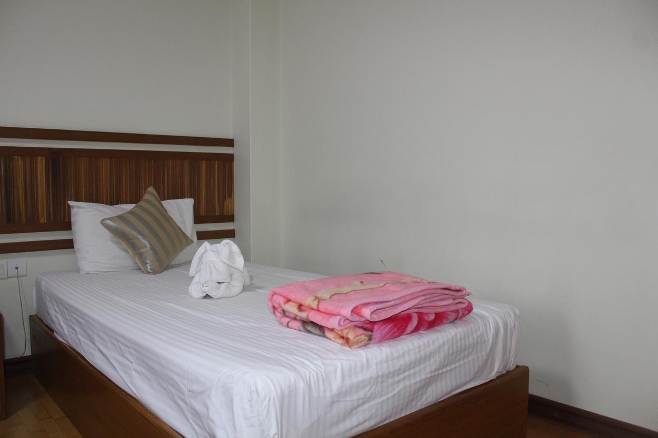 Ten Mile Hotel Yangon Exterior foto