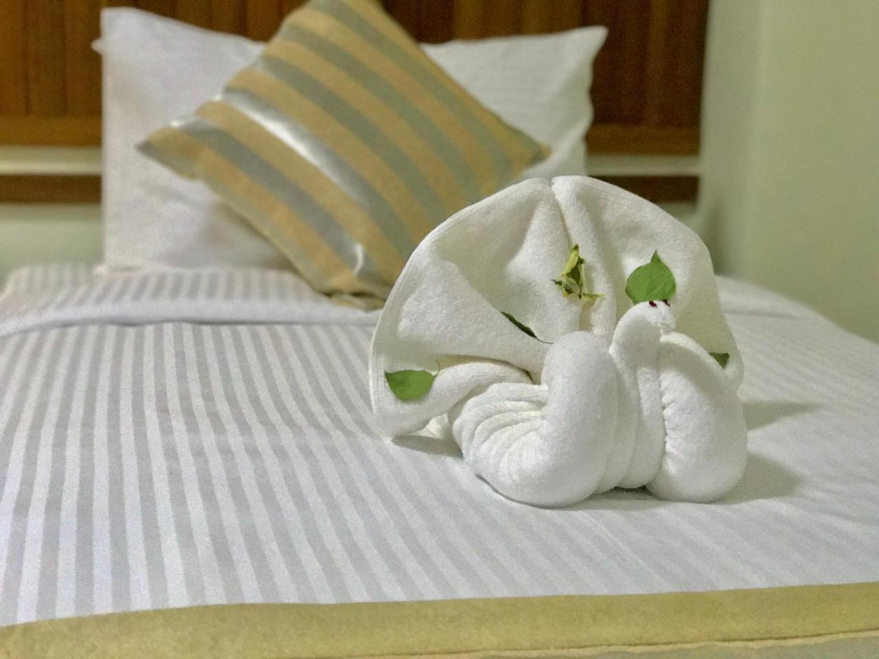 Ten Mile Hotel Yangon Exterior foto