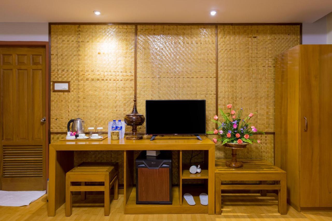 Ten Mile Hotel Yangon Exterior foto