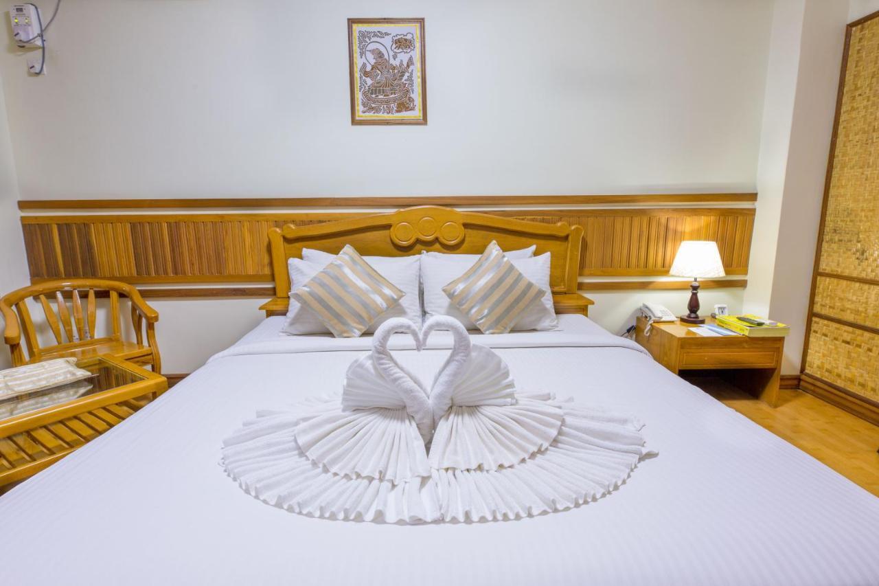 Ten Mile Hotel Yangon Exterior foto